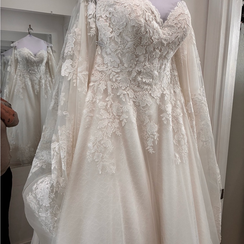 Elegant Cream Lace Wedding Dress